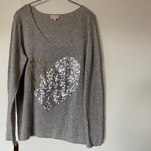 Chandail gris avec coeur et broderie
